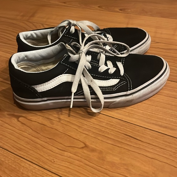 Classic black and white old skool low cut Vans - Picture 4 of 10